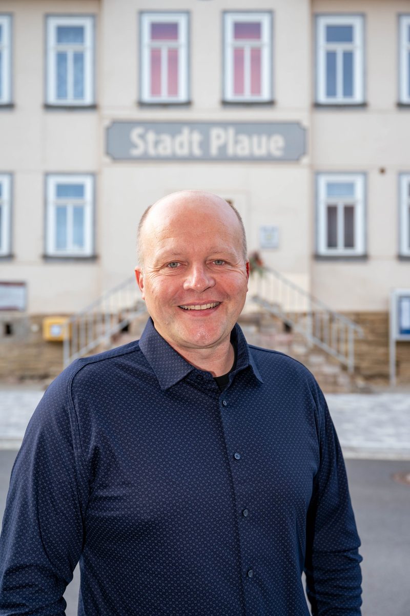 Jens Mämpel vor dem Rathaus der Stadt Plaue