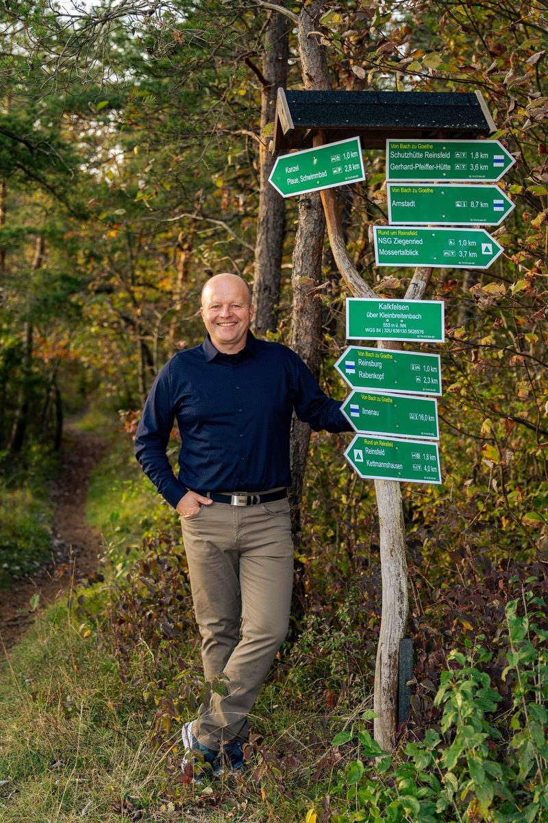 Jens Mämpel am Wanderwegweiser über Kleinbreitenbach